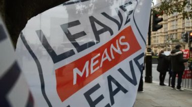 Londra, 2019 - Brexit - bırakmak anlamına gelir bırakın, Londra, İngiltere için bir No-Deal Brexit okuyan bir beyaz bayrak Brexiteer savunucuları, yakın çekim çekim yaklaşık
