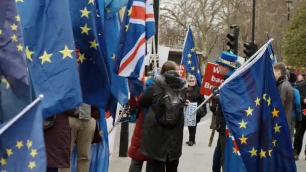 London Circa 2019 Close Shot Pro Remainers Waving Flags Front — Stock Video