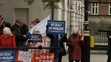 Londra, 2019 - yaklaşık Westminster, Londra ile afiş ve posterler için No Deal Brexit savunan Brexiteers gösteren ağır çekim çekim
