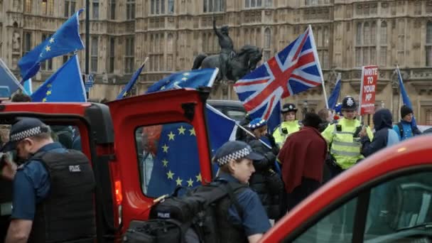 Londres Circa 2019 Amplio Tiro Policías Patrullando Activistas Pro Mostrando — Vídeos de Stock