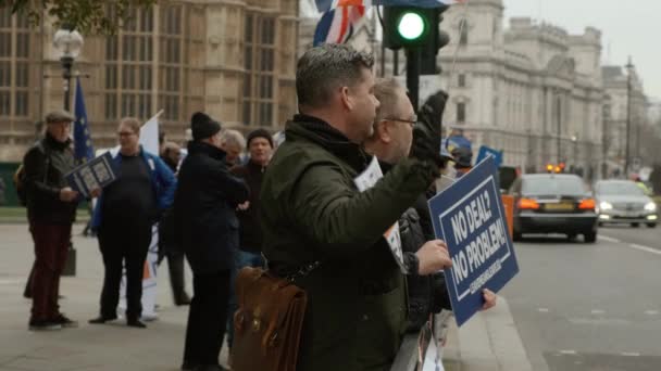 London Circa 2019 Close Shot Brexiteer Campaigners Showing Propaganda Messages — Stockvideo