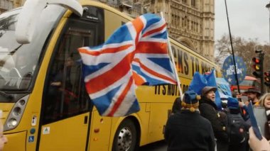 Londra, 2019 - yaklaşık Pro-AB sarı otobüs wielding Remainers bir kalabalığın karşısında Westminster Parlamentosu Londra, İngiltere, İngiltere'de bayraklar geçmiş sürüş