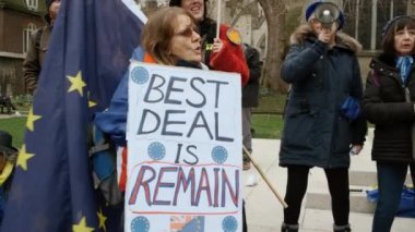 Londra, 2019 - yaklaşık vocally Westminster, Londra, İngiltere, İngiltere'de bir teklif Brexit durdurmak için AB için destek gösterilen Remainers bir grup. Ortam ses ile.