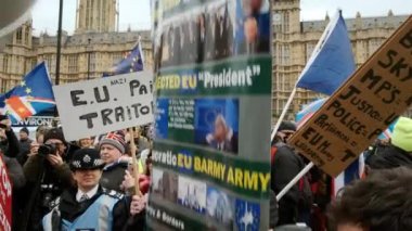 Londra, yaklaşık 2019 - Hem Avrupa Birliği yanlısı kalanlar hem de Brexitçilerin Londra'daki Westminster Sarayı'nın karşısında ki hararetli mitingi, İngiltere. Ortam sesi ile.