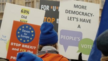 Londra, 2019 - yaklaşık Pro-AB propaganda Westminster Parlamentosu önünde Londra, İngiltere'de Brexit durdurmak için bir teklif olarak gösterilen Remainers yavaş çekim