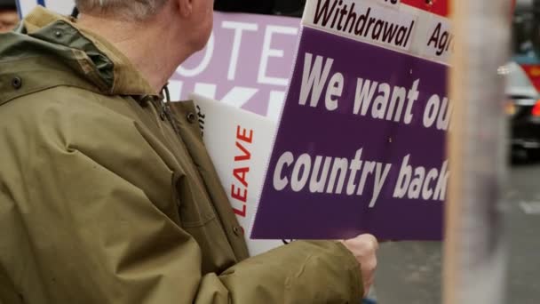 London Circa 2019 Slow Motion Shot Brexiteer Campaigner Showing Propaganda — Stock Video