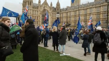 Londra, 2019 - Pro-AB Rally Westminster Sarayı Londra, İngiltere, İngiltere'de Brexit durdurmak için bir teklif dışında geniş Pov shot. Ortam ses ile.