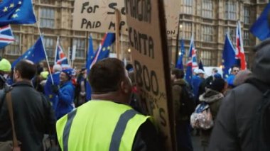 Londra, 2019 - yaklaşık Pov shot Pro-AB remainers ve Brexiteers ters Westminster Sarayı Londra, İngiltere, İngiltere'de gösteren bir grup. Ortam ses ile.