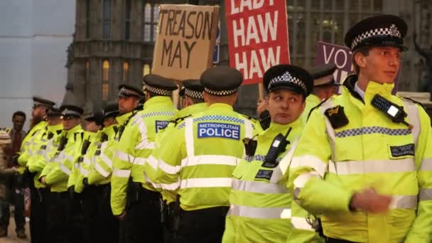ロンドン 2019 年頃ロンドン イングランド イギリスの Brexit 集会の間にウェストミン スター宮殿を守っている首都圏警察役員のクローズ アップ ショット — ストック動画