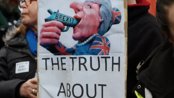 ロンドン 2019年頃 ロンドン イングランド 英国のウェストミンスター宮殿の外でブレグジットの危険性を強調するポスターを持つ親Eu残留者 — ストック動画