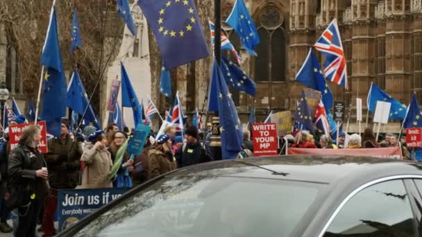 ロンドン 2019 年頃プロ Remainers 示すフラグと Brexit を停止するために入札にロンドン ウェストミン スターのポスターのスローモーション撮影 — ストック動画