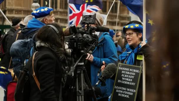 2019 Brexit ロンドン イングランド イギリスのウェストミン スター宮殿の向かいの媒体によってインタビューされてプロ 残りの部分のクローズ アップ ショット年頃のロンドン — ストック動画