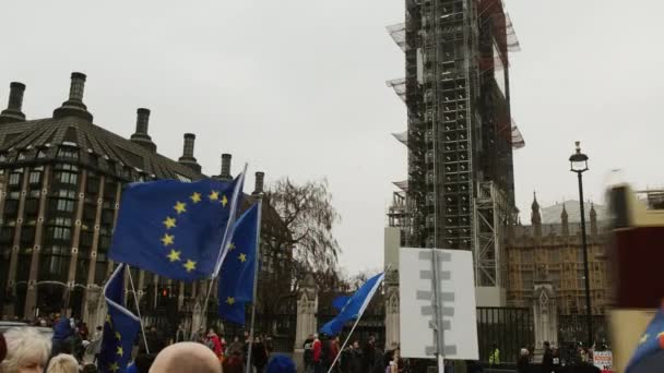 2019年 一群亲欧盟留下的支持者缓慢地在伦敦威斯敏斯特的一个被脚手架覆盖的大本钟对面示威 — 图库视频影像