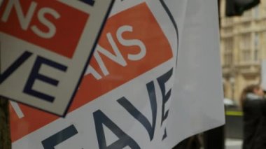 Londra, 2019 - yaklaşık terk anlamına gelir bırakın, Londra, İngiltere için bir No-Deal Brexit okur yakın çekim çekim Brexiteer savunucuları bir beyaz bayrakları