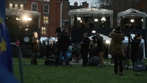 Brexit - κάλυψη από τα ΜΜΕ έξω από το Westminster, Λονδίνο — Αρχείο Βίντεο
