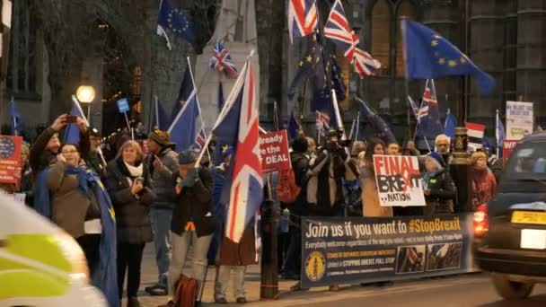 Brexit - υποστηρικτές υπέρ της ΕΕ στο Ουεστμίνστερ, στο Λονδίνο — Αρχείο Βίντεο
