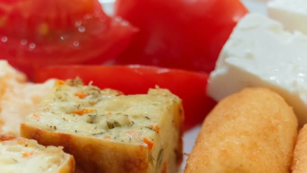 Close Delicioso Café Manhã Contendo Frango Assado Tortilla Ovo Mexido — Vídeo de Stock