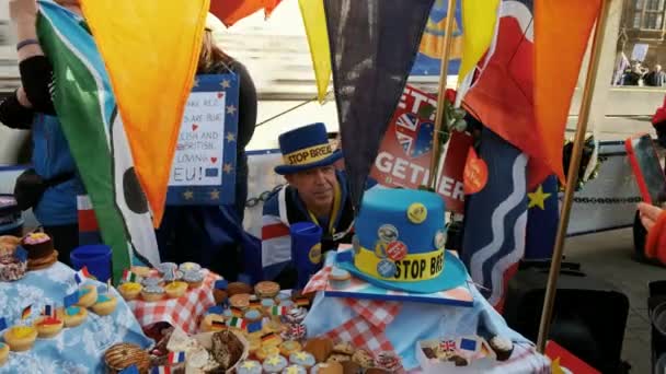 London Circa 2019 Wide Shot Pro Remainers Showing Food Propaganda — Stock Video