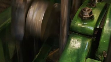 Bir tek silindir Endüstriyel buhar motoru operasyonda bir volan yakın çekim çekim