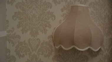 Kaydırma kadeh yakın çekim yan lamba parlak bir fikir bir metafor olarak karşı bir şık duvar kağıdı açma