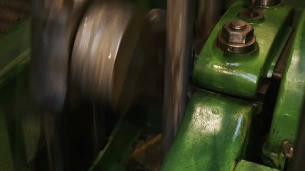 单缸工业蒸汽机运行中飞轮的特写镜头 — 图库视频影像