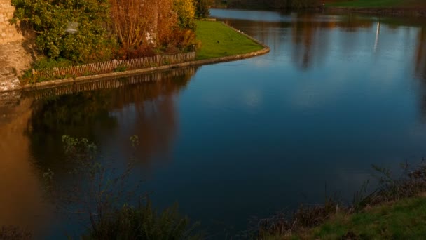 迈德斯通 2019年 英国肯特中世纪利兹城堡的特写电影镜头 美丽地反映在湖面上 — 图库视频影像