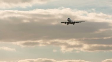 Londra, 2019 - yaklaşık London City Havaalanı içinde iniş Helvetic Airways uçağı. 1987 yılında açıldı ve şehir ve Canary Wharf hizmet vermektedir