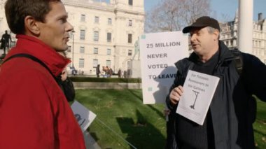 Londra, 2019 - Pro-AB ve Westminster Sarayı Londra, İngiltere, İngiltere'de karşısında bağımsız değişken alışverişi bir Brexit destekçisi Close-up yaklaşık
