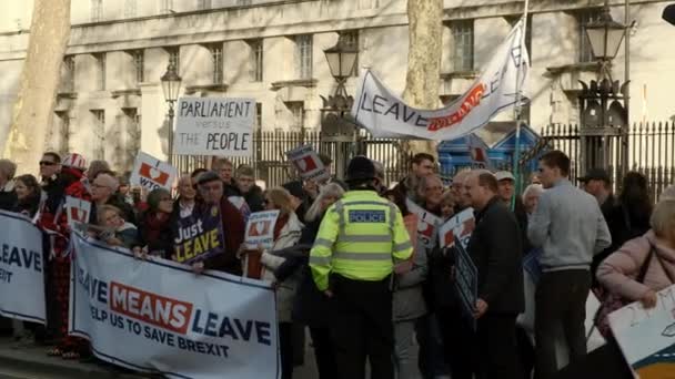 2019年 英国脱欧者在伦敦威斯敏斯特举行示威的特写镜头 横幅和海报主张不同意英国退出 — 图库视频影像