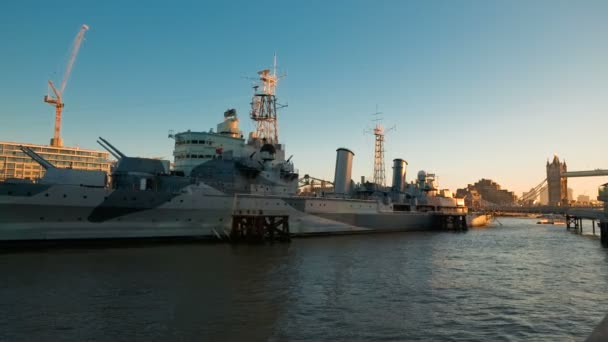 HMS Belfast and Tower Bridge, Londres, Inglaterra, Reino Unido — Vídeos de Stock