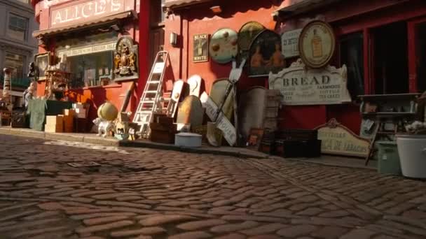 Antikvitás üzlet, Portobello Market, London, Anglia, Egyesült Királyság — Stock videók