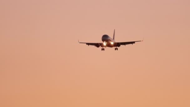 Avión descendiendo hacia el aeropuerto — Vídeos de Stock