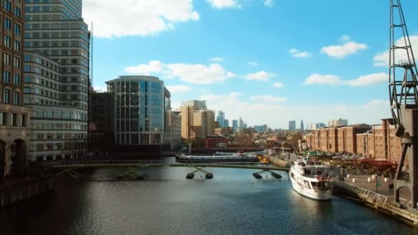 Desenvolvimentos urbanos no distrito de Docklands, Londres, Reino Unido — Vídeo de Stock