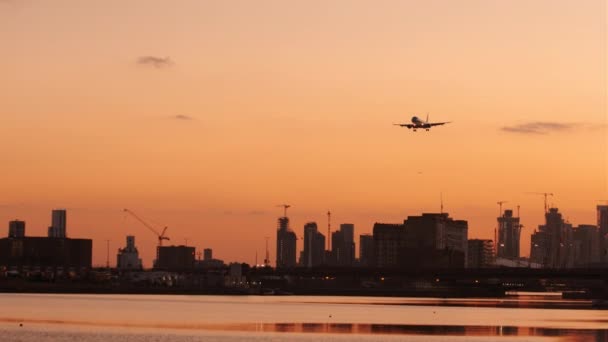 Flugzeug im Sinkflug auf Flughafen — Stockvideo