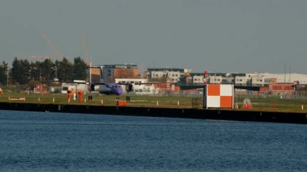 Passagierjet hebt auf belebtem Flughafen ab — Stockvideo