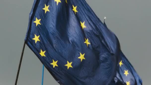 Bandera de la UE ondeando en cámara lenta — Vídeo de stock