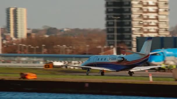 Jet privado despegando en el aeropuerto ocupado — Vídeos de Stock