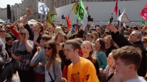 Demostración de rebelión de extinción del cambio climático en Londres, Reino Unido — Vídeo de stock