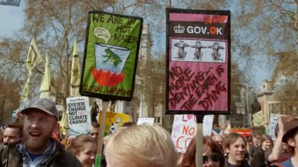 Demostración de rebelión de extinción del cambio climático en Londres, Reino Unido — Vídeo de stock