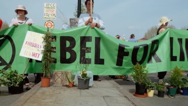 Demostración de rebelión de extinción del cambio climático en Londres, Reino Unido — Vídeo de stock