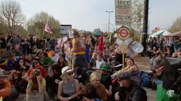 Demostración de rebelión de extinción del cambio climático en Londres, Reino Unido — Vídeos de Stock