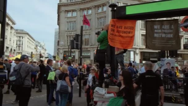 Demonstração da Rebelião da Extinção das Alterações Climáticas em Londres, Reino Unido — Vídeo de Stock