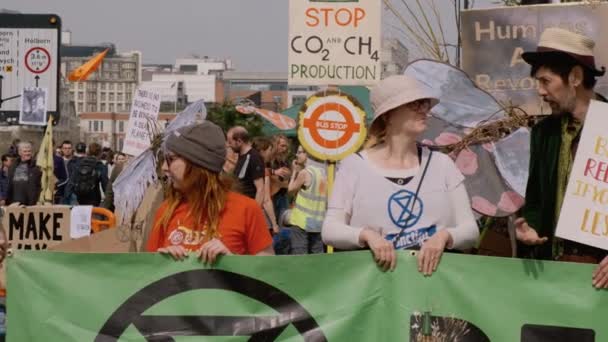 气候变化灭绝叛乱示威在伦敦，英国 — 图库视频影像