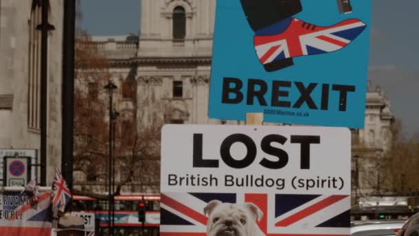 Pro-EU and BREXIT posters, Westminster, London — Vídeos de Stock