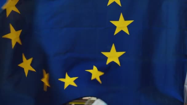 Σημαία της ΕΕ που χαιρετάει σε αργή κίνηση — Αρχείο Βίντεο