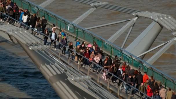 Крупный план Crowd Crossing Bridge — стоковое видео