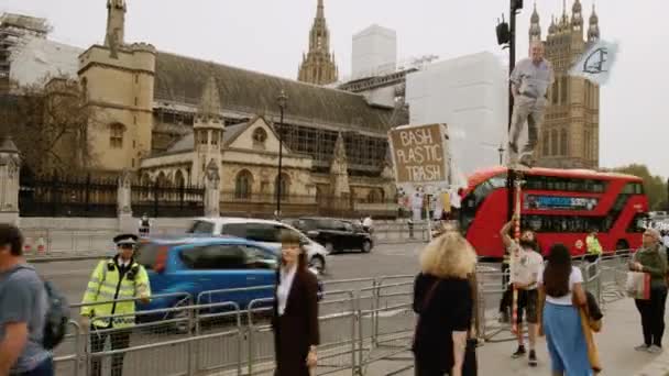 Demostración de rebelión de extinción del cambio climático en Londres, Reino Unido — Vídeo de stock