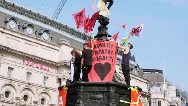 Demostración de rebelión de extinción del cambio climático en Londres, Reino Unido — Vídeos de Stock