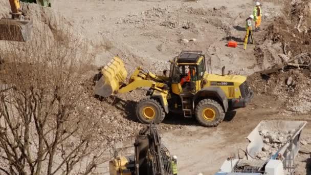Excavadoras que trabajan en un sitio de demolición — Vídeos de Stock