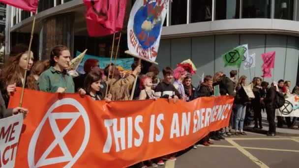 Demostración de rebelión de extinción del cambio climático en Londres, Reino Unido — Vídeos de Stock